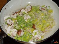 09_Lauch_und_Pilze_braten.jpg 09_Lauch_und_Pilze_braten.jpg