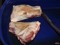03_Lammhaxen_anbraten.jpg 03_Lammhaxen_anbraten.jpg