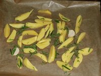 02_Kartoffelspalten_auf_dem_Blech.jpg 02_Kartoffelspalten_auf_dem_Blech.jpg