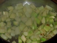 02_Zwiebel_Gurke_Zucchini_anbraten.jpg