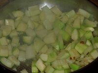 02_Zwiebel_Gurke_Zucchini_anbraten.jpg 02_Zwiebel_Gurke_Zucchini_anbraten.jpg