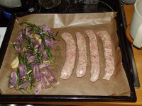 01_Bratwurst_und_Kartoffelspalten_auf_dem_Blech.jpg 01_Bratwurst_und_Kartoffelspalten_auf_dem_Blech.jpg