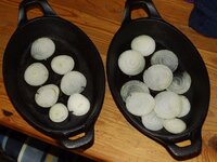 01_Förmchen_mit_Zwiebel_auslegen.jpg 01_Förmchen_mit_Zwiebel_auslegen.jpg