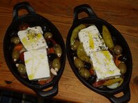 03_Schafskäse_Oliven_und_Peperoni_dazu.jpg 03_Schafskäse_Oliven_und_Peperoni_dazu.jpg
