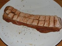 02_eingeschnitten_und_gewürzt.jpg 02_eingeschnitten_und_gewürzt.jpg