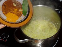 06_Zwiebel_und_Gewürze_für_den_Reis.jpg 06_Zwiebel_und_Gewürze_für_den_Reis.jpg