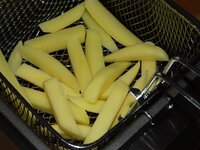 04_Pommes_werden_vorgegart.jpg 04_Pommes_werden_vorgegart.jpg