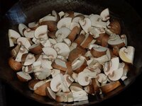 05_Champignons_werden_in_Butterschmalz_gebraten.jpg 05_Champignons_werden_in_Butterschmalz_gebraten.jpg