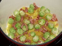 05_Kartoffeln_Rosenkohl_und_Bacon_werden_eingeschichtet.jpg 05_Kartoffeln_Rosenkohl_und_Bacon_werden_eingeschichtet.jpg