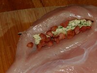05_Hähnchenbrust_mit_Kräuterbutter_und_Bacon_gefüllt.jpg 05_Hähnchenbrust_mit_Kräuterbutter_und_Bacon_gefüllt.jpg