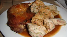 Gänsekeule mit Semmelknödel.jpg Gänsekeule mit Semmelknödel.jpg