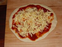 10_Pizza_mit_Arrabbiata_und_Gouda_belegt.jpg 10_Pizza_mit_Arrabbiata_und_Gouda_belegt.jpg
