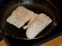 04_Fisch_in_der_Pfanne.jpg 04_Fisch_in_der_Pfanne.jpg