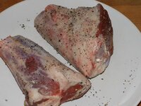 02_Lammhaxen_gesalzen_und_gepfeffert.jpg 02_Lammhaxen_gesalzen_und_gepfeffert.jpg