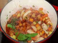 07_mit_Rotwein_und_Ahornsirup_ablöschen.jpg 07_mit_Rotwein_und_Ahornsirup_ablöschen.jpg