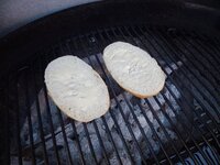 06_Brötchen_mit_Butter_bestrichen_und_angegrillt.jpg 06_Brötchen_mit_Butter_bestrichen_und_angegrillt.jpg