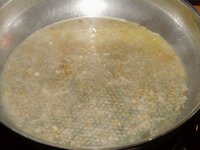 07_Mit_Noilly_Prat_und_Wein_ablöschen.jpg 07_Mit_Noilly_Prat_und_Wein_ablöschen.jpg