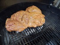 06_Lammkeule_wird_direkt_angegrillt.jpg 06_Lammkeule_wird_direkt_angegrillt.jpg