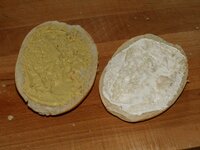 04_Brötchen_mit_Mayonnaise_und_Senf_bestrichen.jpg 04_Brötchen_mit_Mayonnaise_und_Senf_bestrichen.jpg