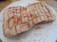 04_Schweinebauch_gewürzt.jpg 04_Schweinebauch_gewürzt.jpg