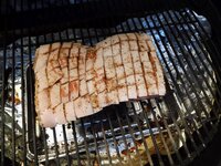 05_Schweinebauch_in_der_Kugel.jpg 05_Schweinebauch_in_der_Kugel.jpg
