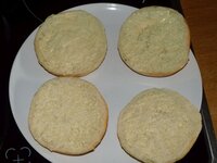 07_Buns_dünn_mit_Buter_bestrichen.jpg 07_Buns_dünn_mit_Buter_bestrichen.jpg