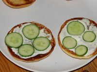 13_Dazu_Gurkenscheiben.jpg 13_Dazu_Gurkenscheiben.jpg