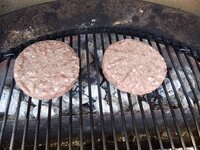 05_Patties_grillen.jpg 05_Patties_grillen.jpg
