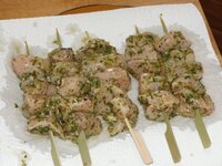 06_Hähnchen_auf_Spieße_gezogen.jpg 06_Hähnchen_auf_Spieße_gezogen.jpg