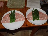 03_Spargel_in_Mortadella_einrollen.jpg 03_Spargel_in_Mortadella_einrollen.jpg
