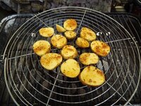 04_Kartoffeln_grillen.jpg 04_Kartoffeln_grillen.jpg