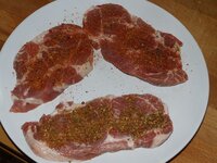 03_Gewürzt_mit_sapore_di_maremma_und_Rib-Rub.jpg 03_Gewürzt_mit_sapore_di_maremma_und_Rib-Rub.jpg
