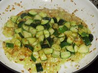 03_Zucchini_und_Zwiebel_in_Butter_gedünstet.jpg