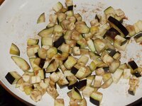 08_Auberginewürfel_anbraten.jpg