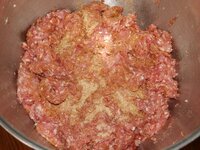03_Gewürzmischung_ins_Hack_einarbeiten.jpg 03_Gewürzmischung_ins_Hack_einarbeiten.jpg
