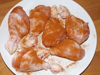 14_Huk_am_Gelenk_eingeschnitten_und_mit_Lucky_Chicken_gewürzt.jpg 14_Huk_am_Gelenk_eingeschnitten_und_mit_Lucky_Chicken_gewürzt.jpg