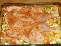 06_Hähnchen_auf_dem_Gemüse_plaziert.jpg 06_Hähnchen_auf_dem_Gemüse_plaziert.jpg