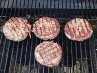 06_Patties_fertig_angegrillt.jpg 06_Patties_fertig_angegrillt.jpg