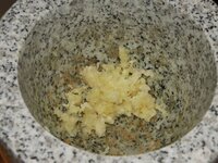 04_3_Knollen_Knoblauch_durchgepresst.jpg 04_3_Knollen_Knoblauch_durchgepresst.jpg