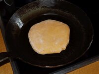 14_In_der_schmiedeeiserne_Pfanne_gebacken.jpg 14_In_der_schmiedeeiserne_Pfanne_gebacken.jpg