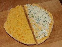 23_Bolo_aufgeschnitten_mit_Kräuterbutter.jpg 23_Bolo_aufgeschnitten_mit_Kräuterbutter.jpg