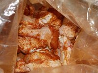 03_Hühnerflügel_geteilt_und_mit_Lucky_Chicken_gewürzt.jpg 03_Hühnerflügel_geteilt_und_mit_Lucky_Chicken_gewürzt.jpg