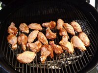 06_Flügel_auf_dem_Grill.jpg 06_Flügel_auf_dem_Grill.jpg