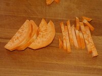 03Süßkartoffel_geschält_und_zu_Pommes_geschnitten.jpg
