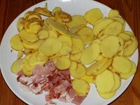 03_Kartoffeln_gehobelt_und_Schinken_geschnitten.jpg 03_Kartoffeln_gehobelt_und_Schinken_geschnitten.jpg