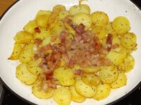 08_Speck_und_Zwiebeln_zurück_in_die_Pfanne.jpg