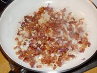06_Speck_auslassen_und_Zwiebeln_dazu.jpg 06_Speck_auslassen_und_Zwiebeln_dazu.jpg