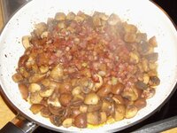 11_dann_Speck_und_Zwiebeln_wieder_dazu.jpg 11_dann_Speck_und_Zwiebeln_wieder_dazu.jpg