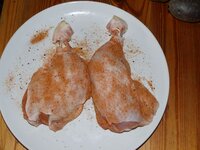 02_Hühnerkeulen_gewürzt.jpg 02_Hühnerkeulen_gewürzt.jpg